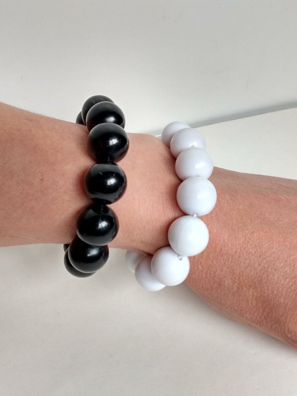 Lot of 2 Vintage Chunky Large Round Black White Bead Beaded Stretchy Bracelets